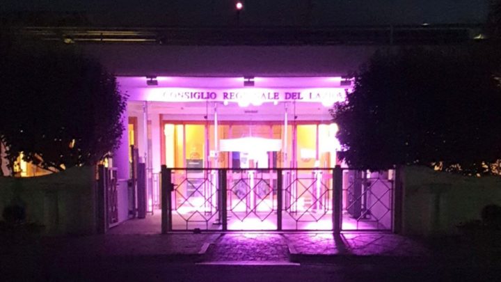 Consiglio Regionale colorato di viola per giornata sensibilizzazione tumore seno