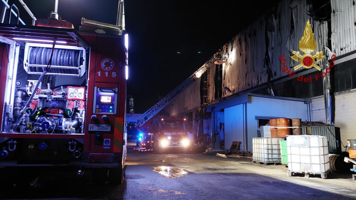 Capannone in fiamme nell’area industriale di Frosinone