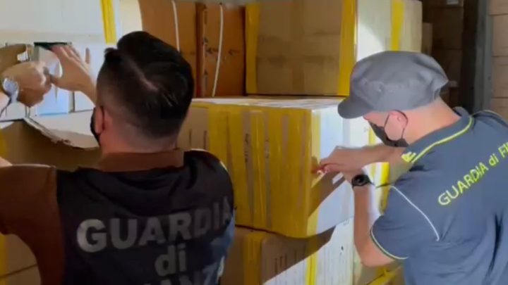 Sequestrati a Roma 6 milioni di pezzi tra mascherine e termometri illegali, denunciate 4 persone