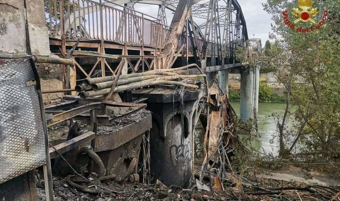 Ponte dell’Industria, la procura di Roma indaga sull’incendio che lo ha devastato