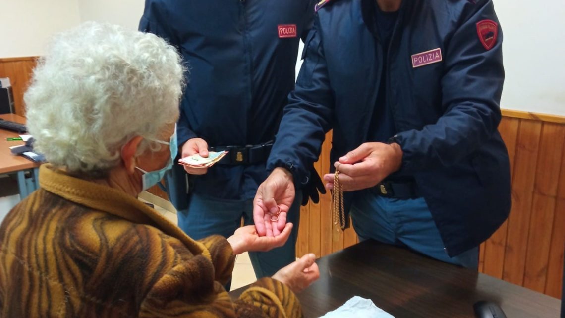 Cassino – Avevano convinto con l’inganno una 80enne a consegnare denaro e gioielli, arrestati Cassino – Avevano convinto con l’inganno una 80enne a consegnare denaro e gioielli, arrestati