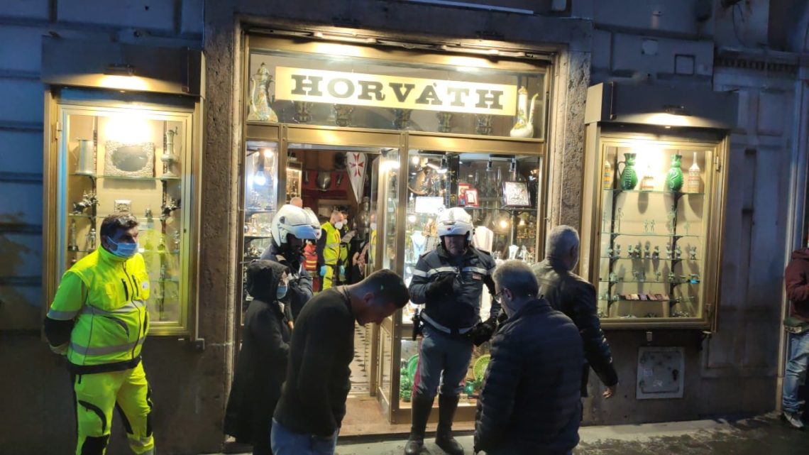Violenta rapina in gioielleria a Roma, titolare preso a calci dal malvivente Violenta rapina in gioielleria a Roma, titolare preso a calci dal malvivente