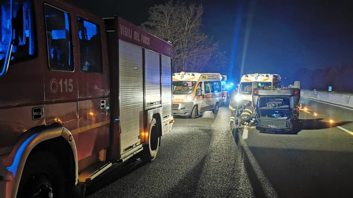 San Vittore – Incidente in autostrada tra quattro auto a pochi chilometri dal casello, una si ribalta