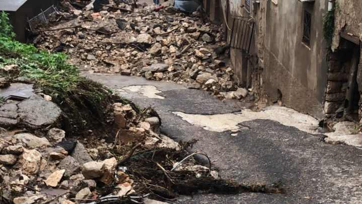 Pioggia torrenziale devasta il borgo a Itri, strade franate e auto trascinate via – Video e foto