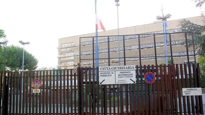 Spyware sui telefoni di attivisti e giornalisti: indagano le Procure di Roma e Napoli