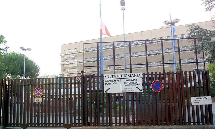 Spyware sui telefoni di attivisti e giornalisti: indagano le Procure di Roma e Napoli