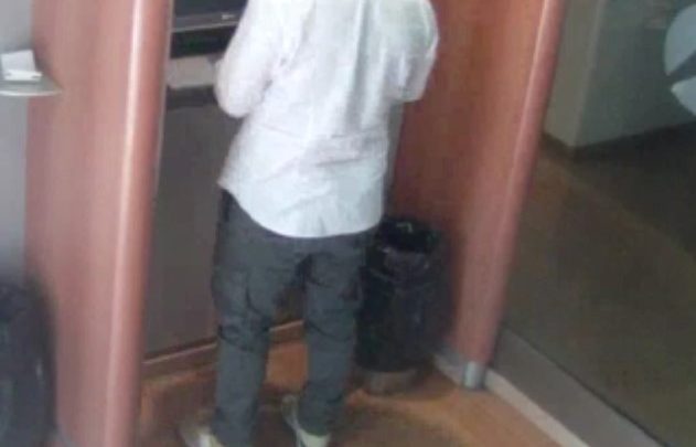 “Intercettavano” i bancomat che la banca inviava ai clienti e facevano razzia sui conti, tre arresti