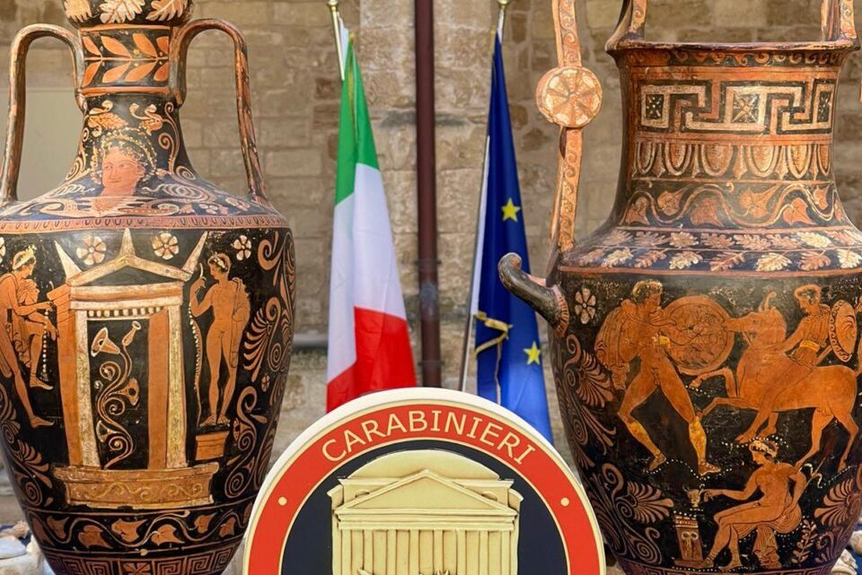 TARANTO. Operazione Taras. L’archeologia ritrovata e le immagini dei tombaroli in azione TARANTO. Operazione Taras. L’archeologia ritrovata e le immagini dei tombaroli in azione
