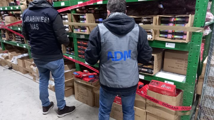 Mascherine e luminarie irregolari, maxi sequestro del Nas a Roma