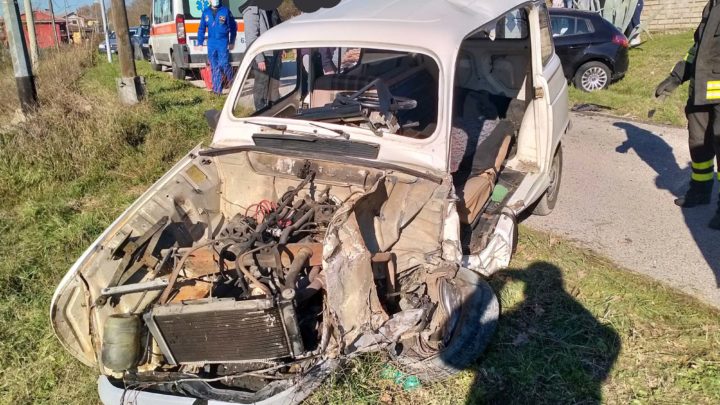 Incidente stradale frontale a Ceprano, persona incastrata nelle lamiere