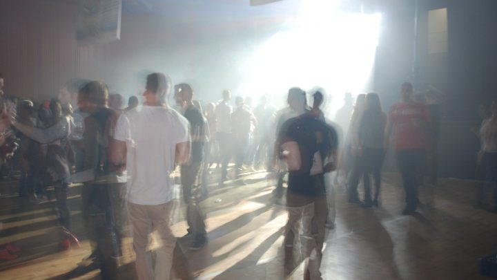 Covid: va in discoteca durante la quarantena a Latina e infetta tre persone, denunciata