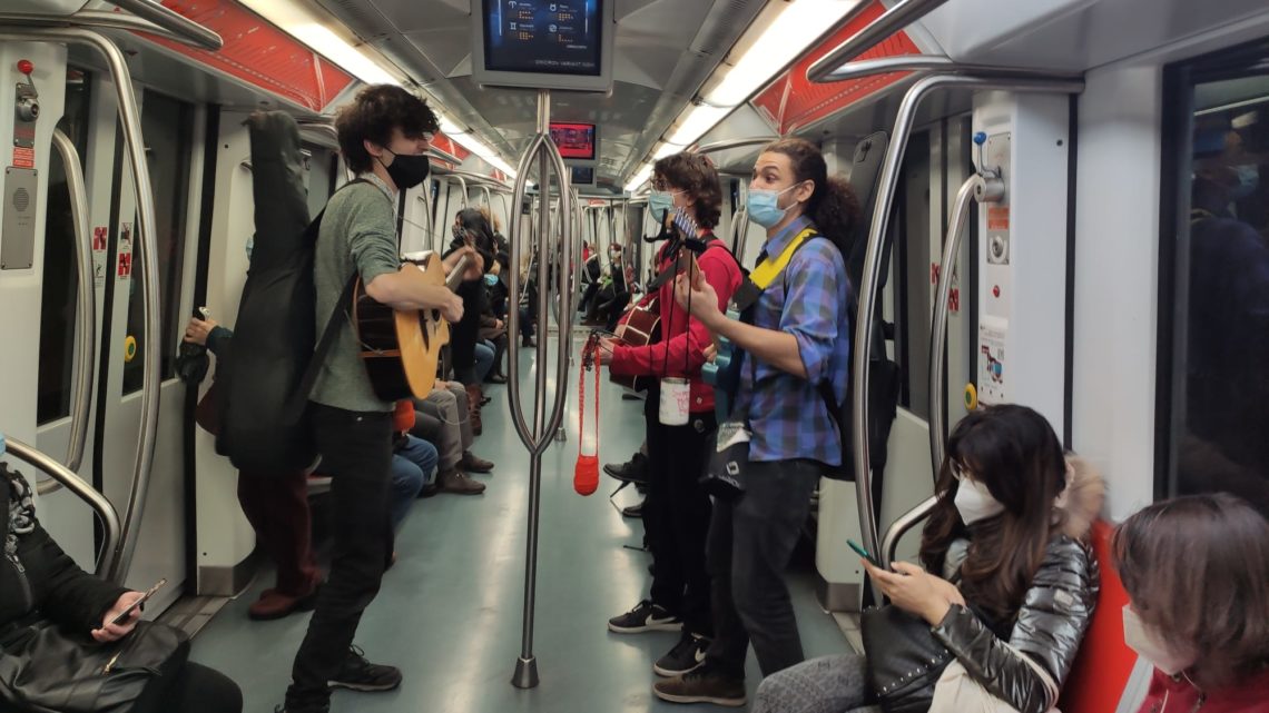 Super Metro Bros, cantando e suonando sui treni della linea A tre giovani sulle tracce dei Maneskin