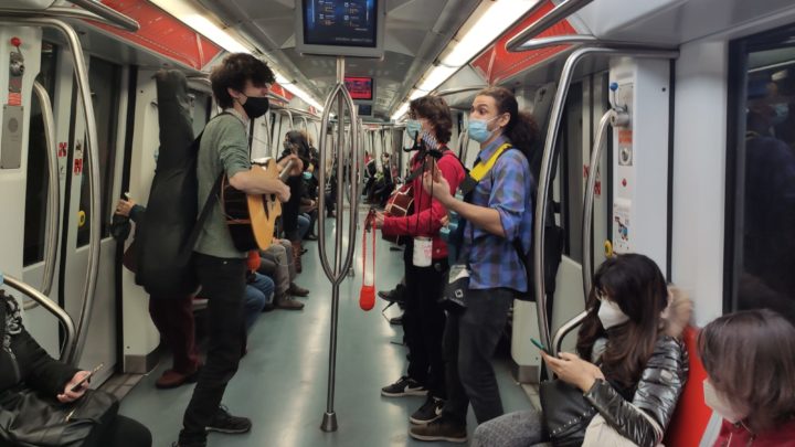 Super Metro Bros, cantando e suonando sui treni della linea A tre giovani sulle tracce dei Maneskin