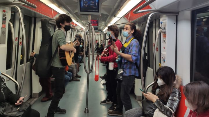 Super Metro Bros, cantando e suonando sui treni della linea A tre giovani sulle tracce dei Maneskin