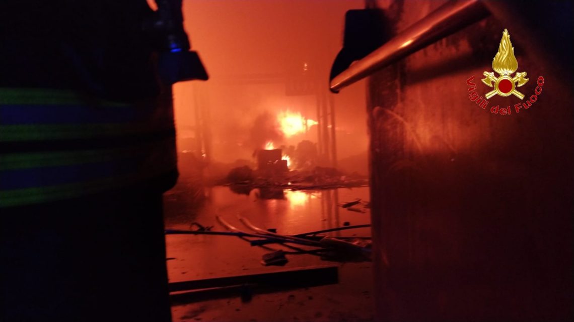 Domato l’incendio al capannone ad Orta di Atella Domato l’incendio al capannone ad Orta di Atella