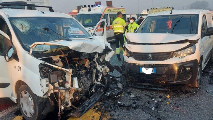 Non si ferma all’alt e finisce contro un furgone con la sua auto, arrestato dalla Polizia Stradale