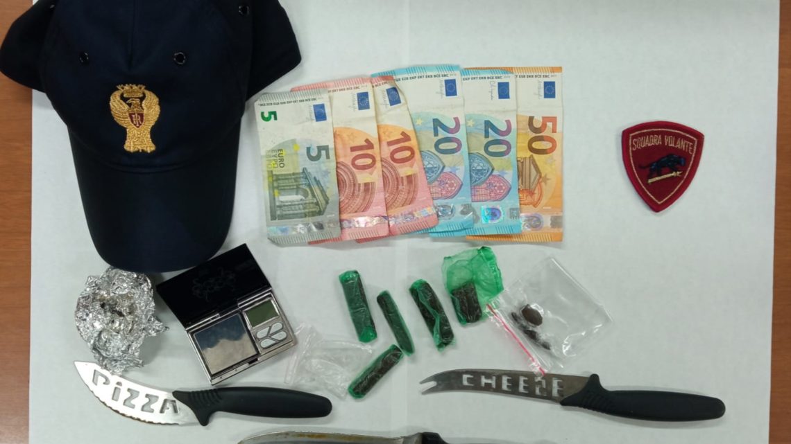 Cassino – Sorpreso dai poliziotti a cedere hashish ad uno studente, arrestato 22enne