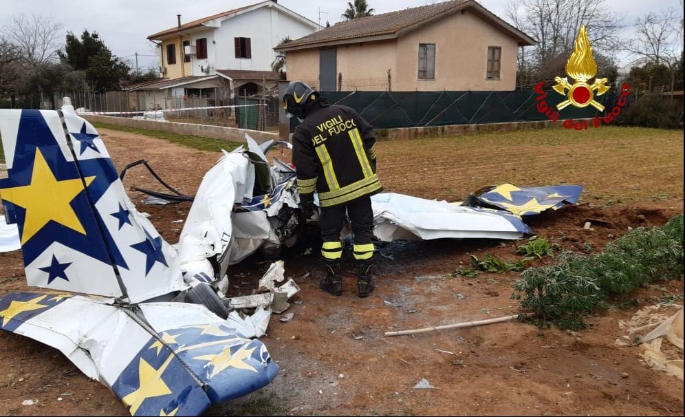 Velivolo precipita a Sabaudia, morto il pilota Velivolo precipita a Sabaudia, morto il pilota
