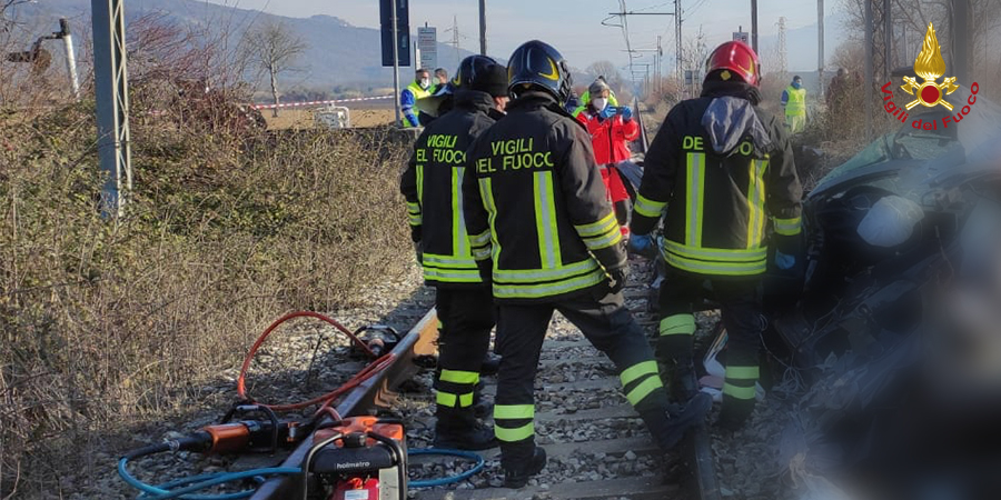Treno si scontra con auto, un morto a Pozzilli Treno si scontra con auto, un morto a Pozzilli
