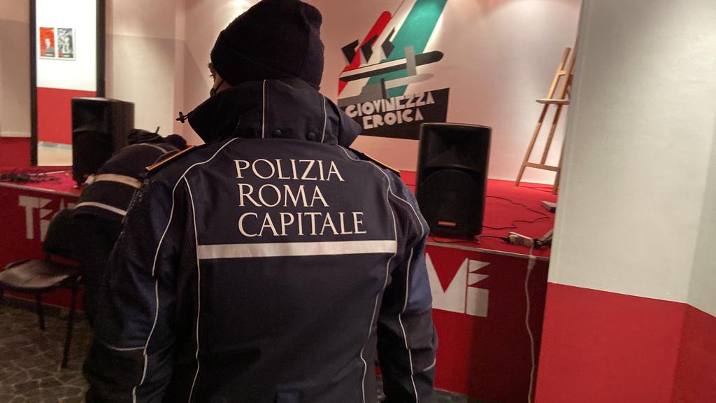 Scontri a Roma per sgomberare locali occupati da Casapound, feriti 2 agenti della locale e 6 della questura Scontri a Roma per sgomberare locali occupati da Casapound, feriti 2 agenti della locale e 6 della questura