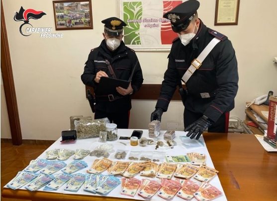 A casa con un chilo di hashish e 11mila euro, arrestato 25enne di Aquino