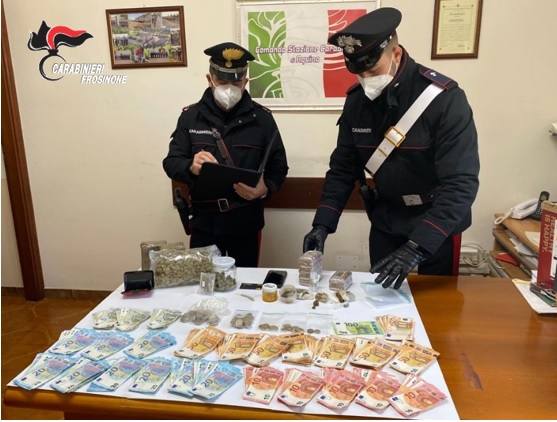 A casa con un chilo di hashish e 11mila euro, arrestato 25enne di Aquino