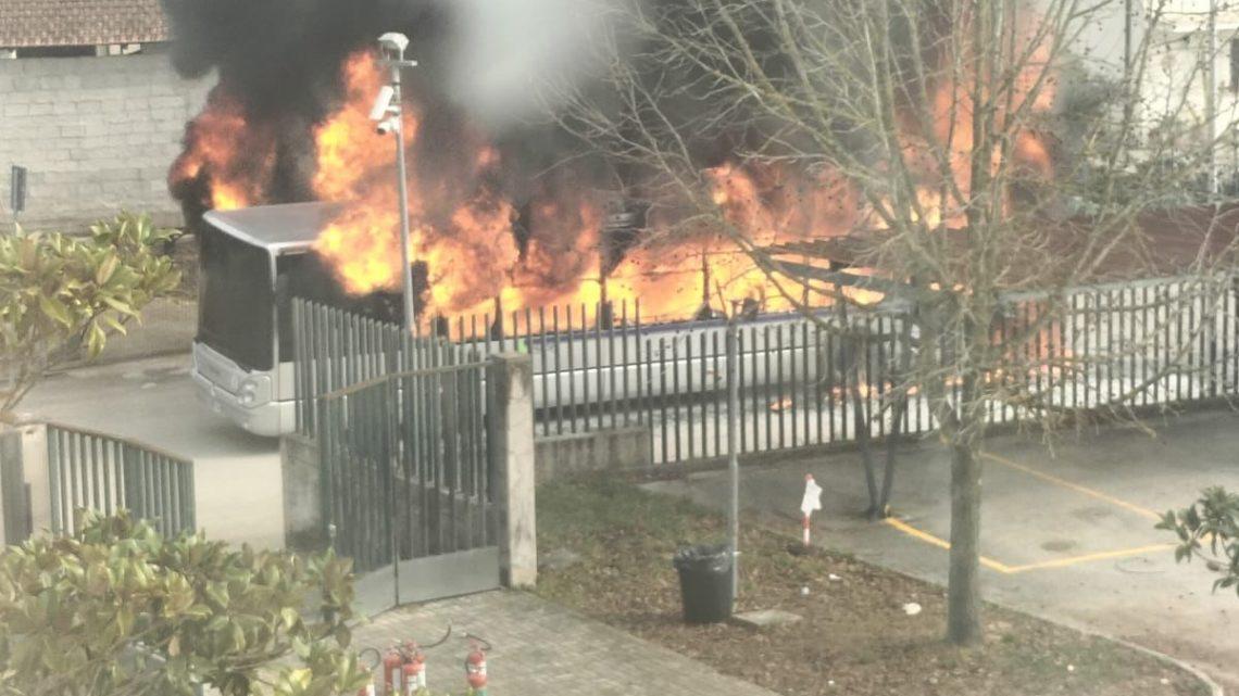 Pullman in fiamme davanti la scuola a Cassino, apprensione tra studenti Pullman in fiamme davanti la scuola a Cassino, apprensione tra studenti