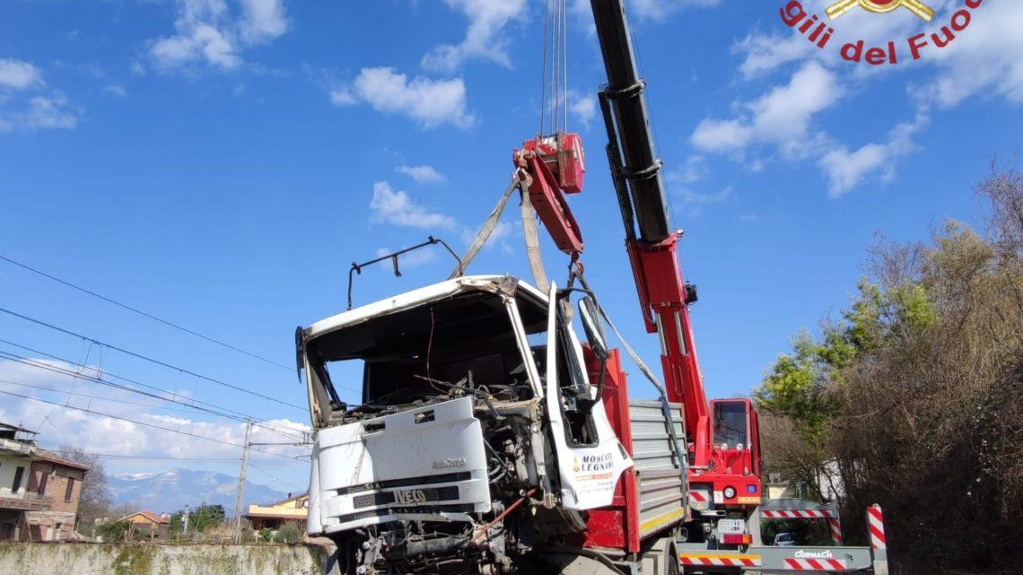 Camion esce di strada a Ceccano e lambisce la ferrovia