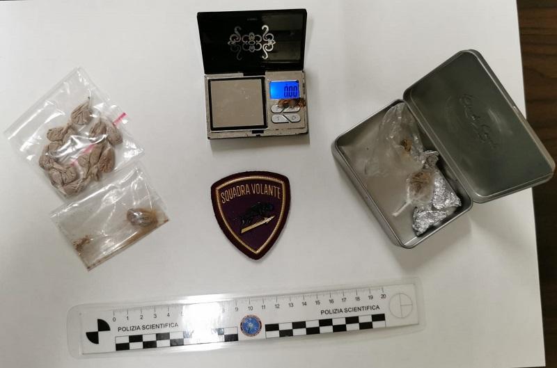 Cassino – Militare arrestato dalla Polizia per detenzione ai fini di spaccio di sostanza stupefacente Cassino – Militare arrestato dalla Polizia per detenzione ai fini di spaccio di sostanza stupefacente