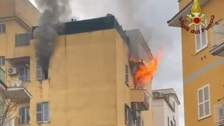 Danno i loro respiratori alle persone per salvarle da incendio, intossicati 4 pompieri