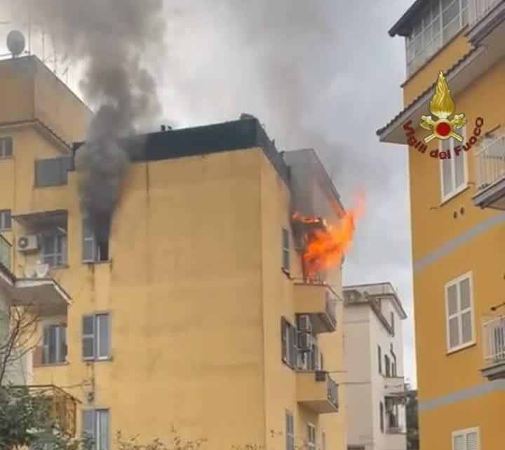 Danno i loro respiratori alle persone per salvarle da incendio, intossicati 4 pompieri Danno i loro respiratori alle persone per salvarle da incendio, intossicati 4 pompieri