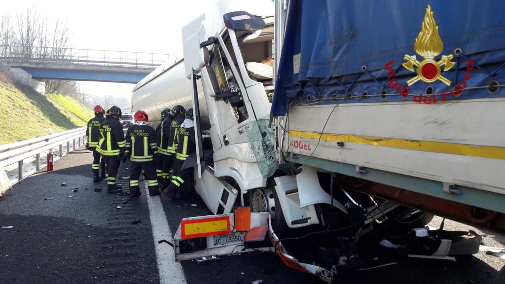 Incidente tra camion su A1 a Ceprano, convolta autocisterna gas