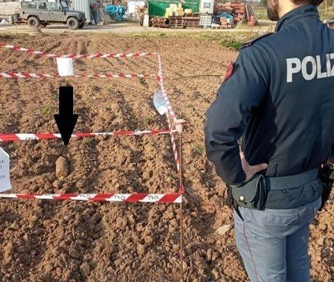 Ara il terreno e rinviene un proiettile d’artiglieria inesploso della seconda guerra mondiale