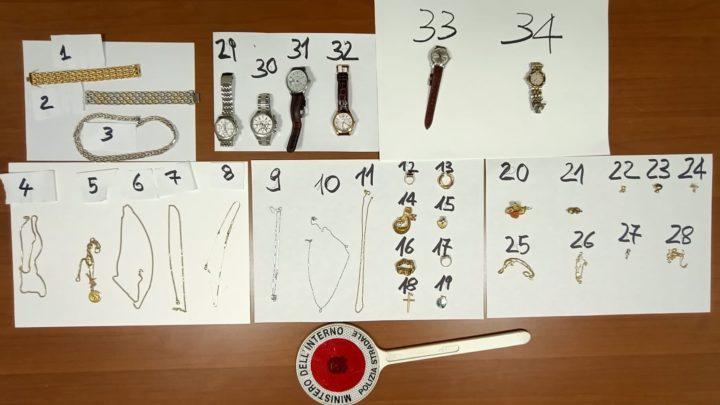 Cassino – Fermati in autostrada con monili in oro e orologi, arrestati