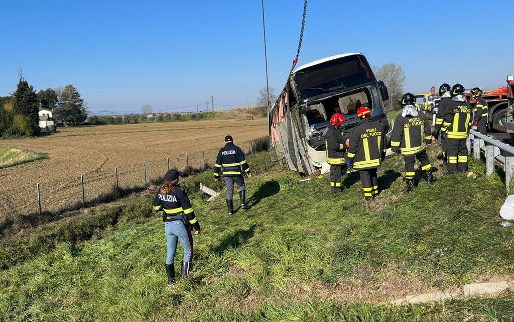 Pullman di ucraini diretti a Pescara si ribalta su A14