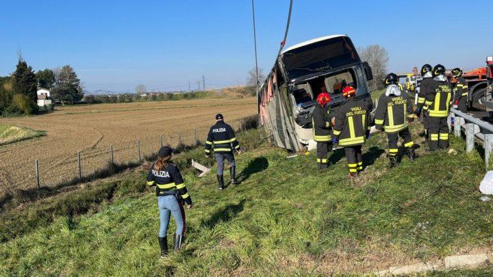 Pullman di ucraini diretti a Pescara si ribalta su A14