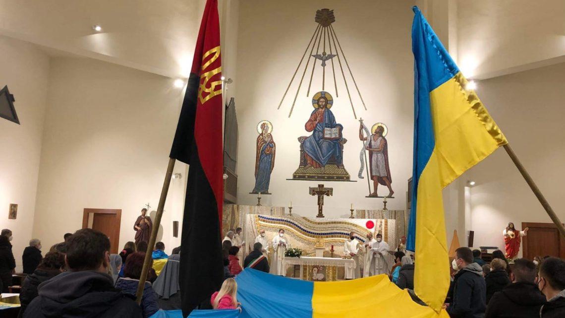 Bandiera di estrema destra in chiesa durante preghiera per la pace in Ucraina a Cassino, sindaco e parroco non se ne accorgono