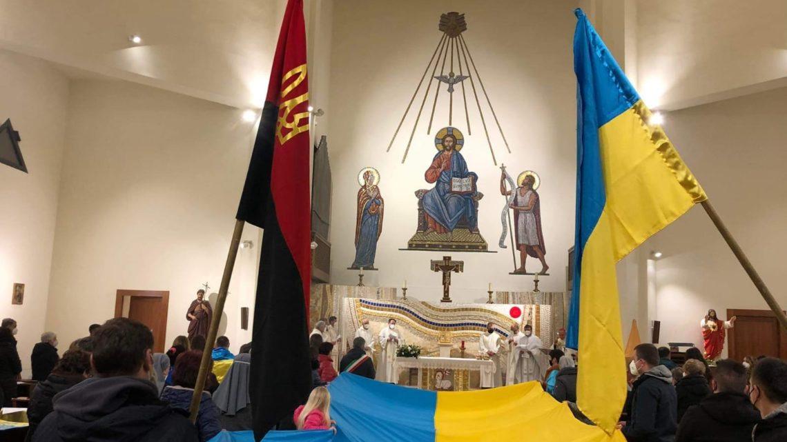 Bandiera di estrema destra in chiesa durante preghiera per la pace in Ucraina a Cassino, sindaco e parroco non se ne accorgono Bandiera di estrema destra in chiesa durante preghiera per la pace in Ucraina a Cassino, sindaco e parroco non se ne accorgono