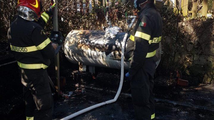 Incendio auto a Ceccano, paura per bombolone Gpl