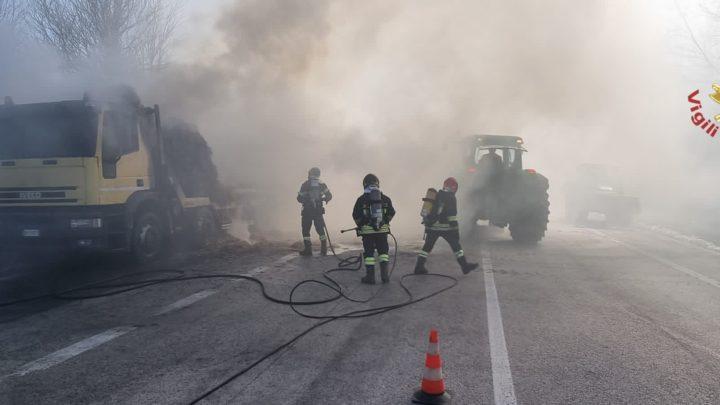 Tir che trasporta paglia in fiamme a Pesche, traffico paralizzato