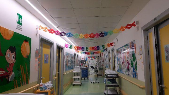 Gemelli, bimba ucraina in fuga dalle bombe di Kiev per curare il suo tumore