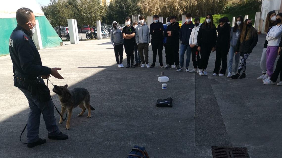 gli agenti del Commissariato di Gaeta incontrano gli alunni del Liceo Scientifico Statale “Enrico Fermi” per parlare delle dipendenze