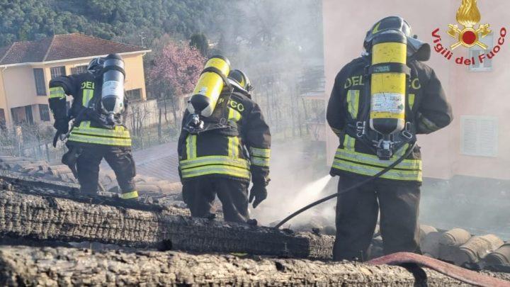 Cassino – Fiamme sul tetto a Cappella Morrone, tempestivo l’intervento dei Vigili del Fuoco