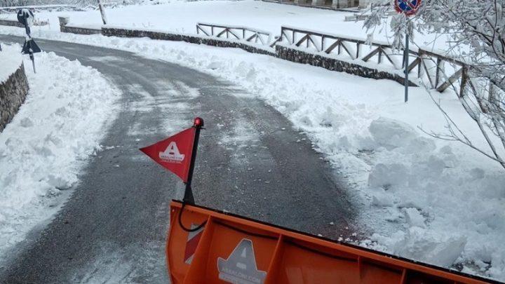 Maltempo: fitte nevicate in Ciociaria, mezzi spazzaneve e spargisale sulle strade montane