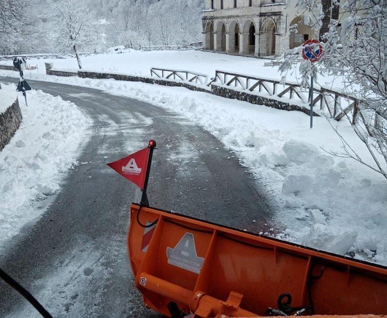 Maltempo: fitte nevicate in Ciociaria, mezzi spazzaneve e spargisale sulle strade montane