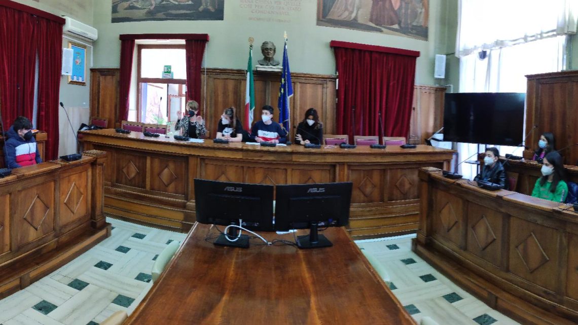 Cassino – Oggi il primo Consiglio Comunale dei ragazzi Cassino – Oggi il primo Consiglio Comunale dei ragazzi