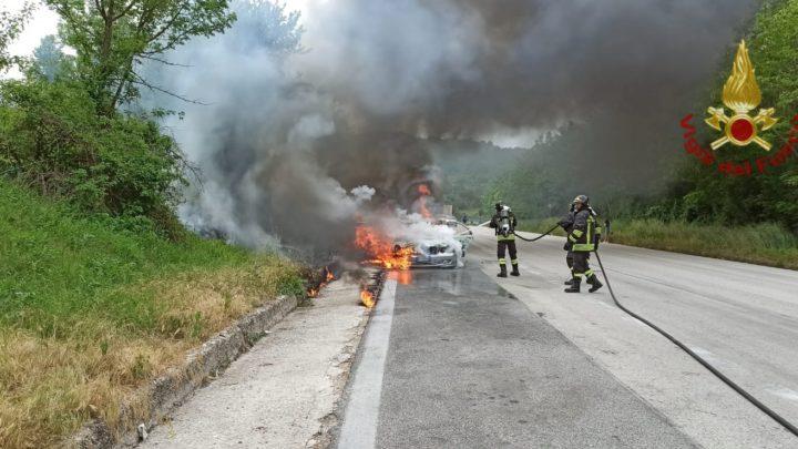 Auto in fiamme a Pesche, traffico in tilt