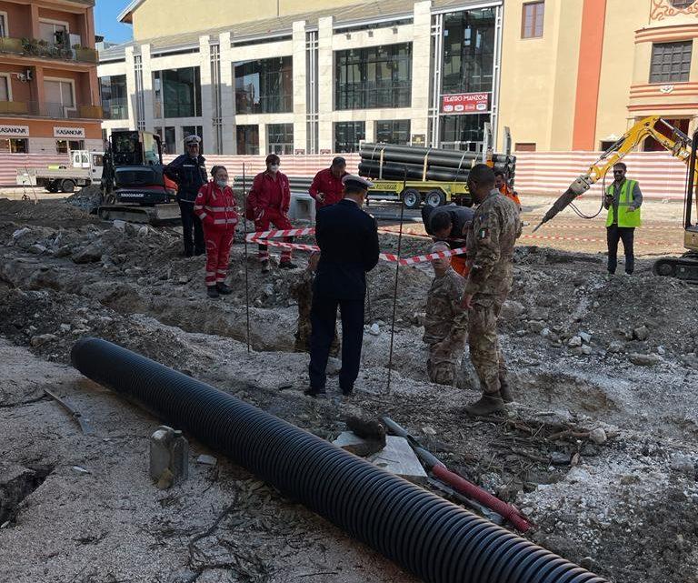 Cassino – Ordigno bellico rinvenuto durante i lavori in piazza Diamare Cassino – Ordigno bellico rinvenuto durante i lavori in piazza Diamare
