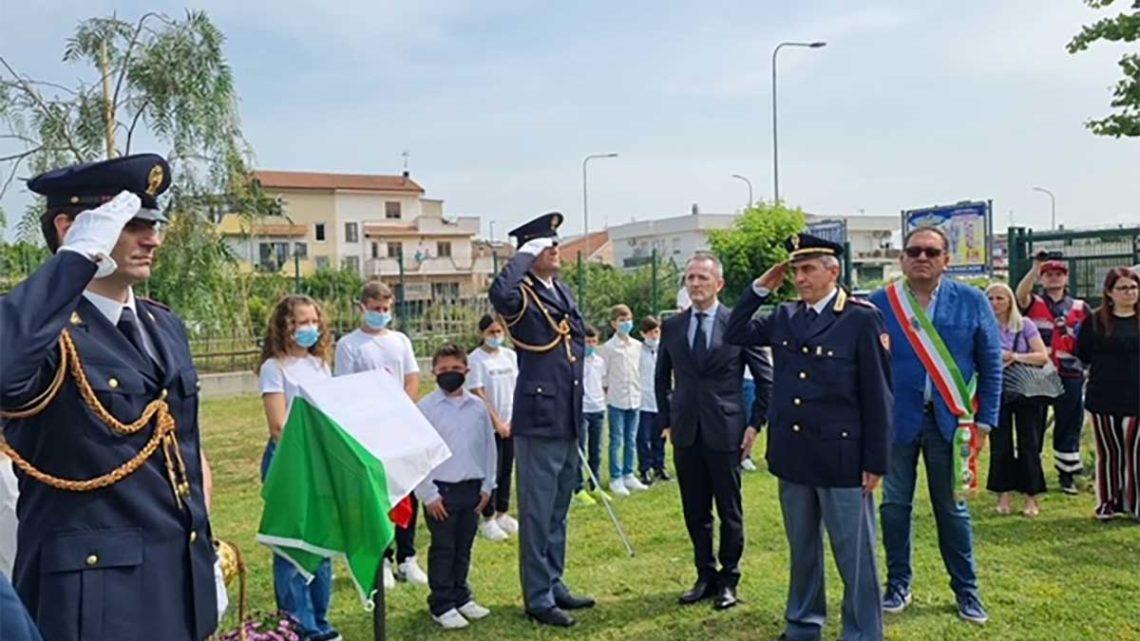 Aprilia – Scoperta una targa in commemorazione del Sovrintendente Emanuele Petri, ucciso dalle Brigate Rosse Aprilia – Scoperta una targa in commemorazione del Sovrintendente Emanuele Petri, ucciso dalle Brigate Rosse