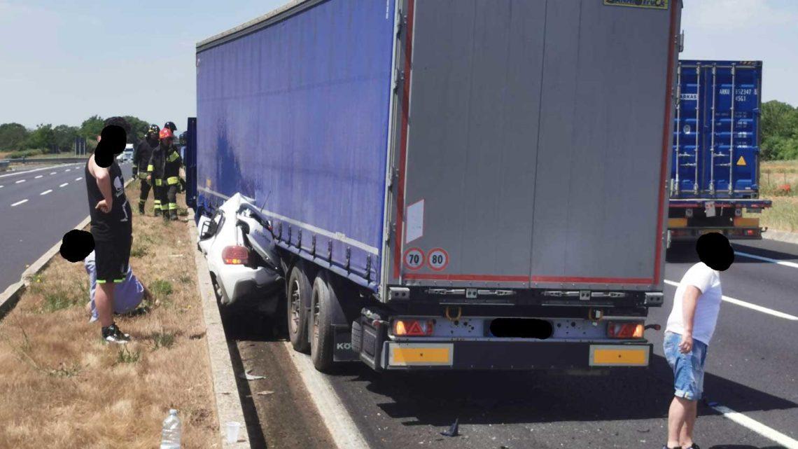 Auto travolta e schiacciata da un camion sull’A1 a Cassino, conducente miracolato Auto travolta e schiacciata da un camion sull’A1 a Cassino, conducente miracolato